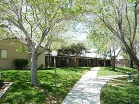 6570 W Ave L12 in Lancaster, CA - Building Photo