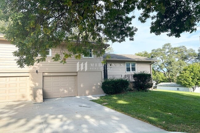 property at 2612 S 61st Ave