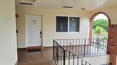 2210 Taylor St in Hollywood, FL - Building Photo - Building Photo