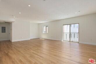 5232 Satsuma Ave-Unit -204 in Los Angeles, CA - Building Photo - Building Photo