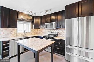 2443 E Cumberland St in Philadelphia, PA - Building Photo - Building Photo