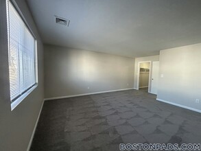 715 N Main St, Unit 7 in Fall River, MA - Foto de edificio - Building Photo