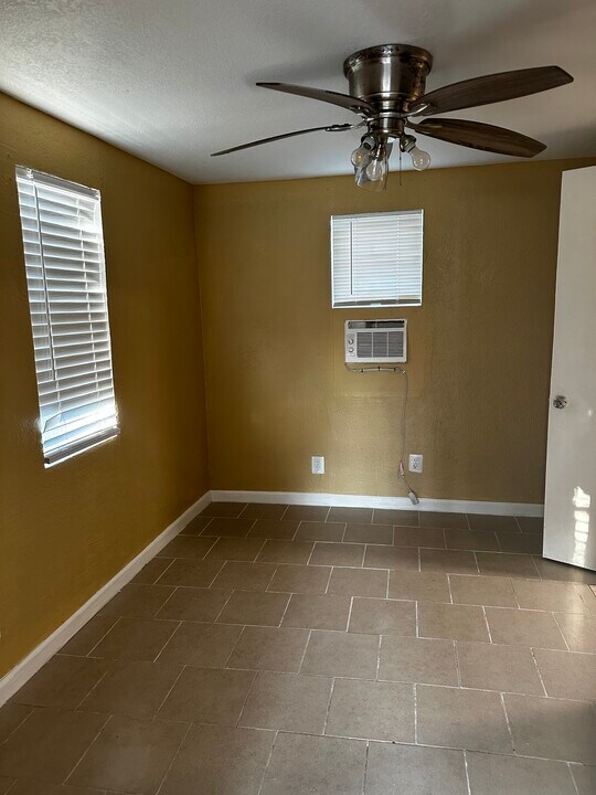 1325 Hidalgo St in Seguin, TX - Building Photo