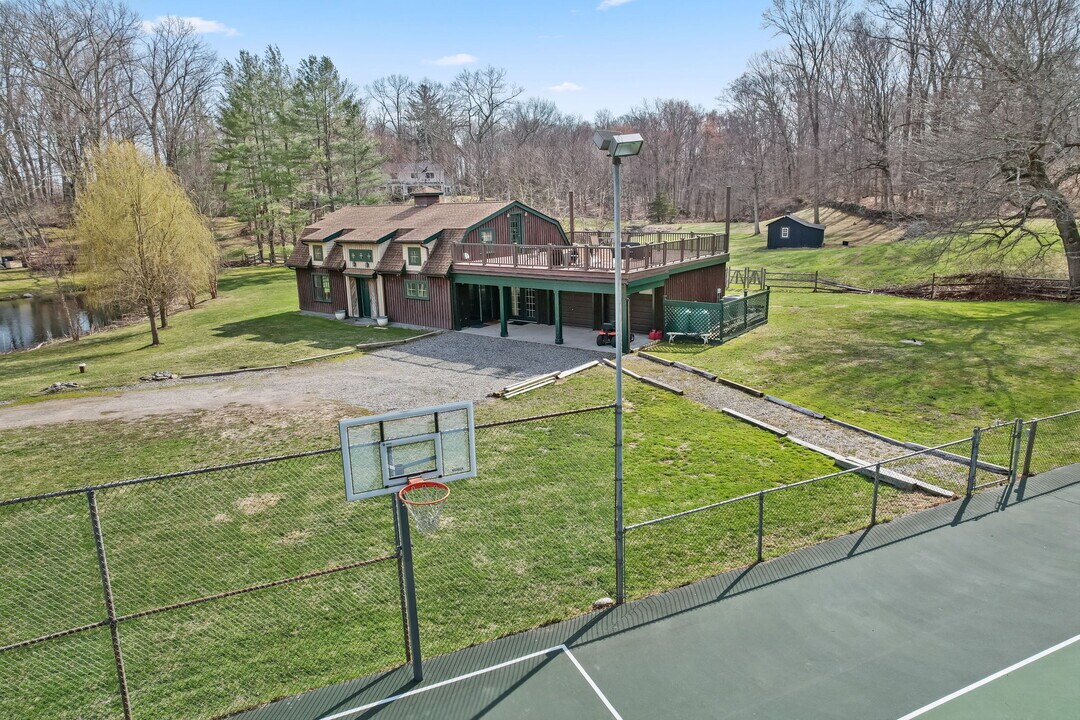 39 Hunting Ridge Rd in Greenwich, CT - Foto de edificio