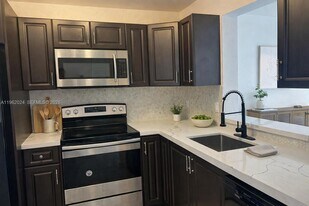 8560 N Sherman Cir in Miramar, FL - Building Photo