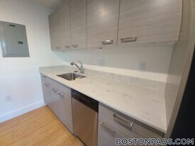 40 Malvern St, Unit 208 in Boston, MA - Building Photo
