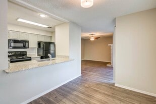 Turtle Creek Vista in San Antonio, TX - Building Photo