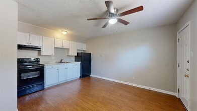 500 Foch St, Unit 9 in Bryan, TX - Building Photo - Building Photo