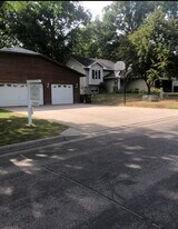 19158 Yale St NW in Elk River, MN - Building Photo