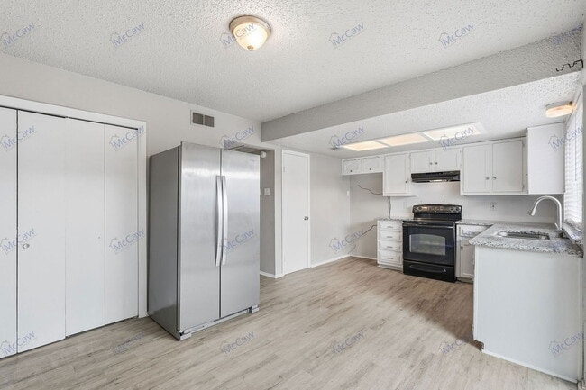 304 Candlewood Ln in Garland, TX - Building Photo - Building Photo