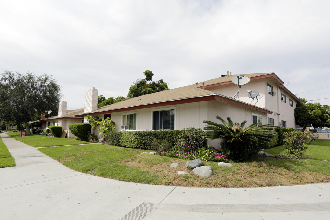 17061-17091 Altadena Dr in Tustin, CA - Building Photo