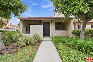 18136 Oxnard St in Los Angeles, CA - Building Photo