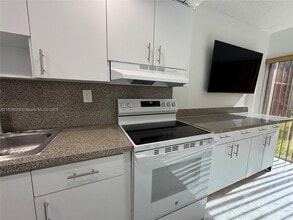 9390 W Flagler St in Miami, FL - Building Photo - Building Photo