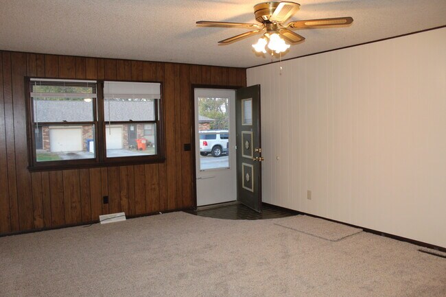 2252 W Twin Acres Ct in Ozark, MO - Building Photo - Building Photo