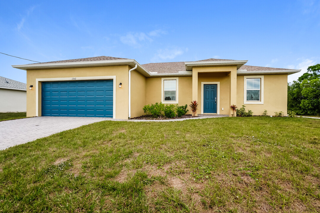 1352 NW 15th Ave in Cape Coral, FL - Building Photo