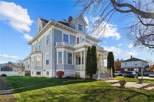 1536 Cranston St in Cranston, RI - Building Photo - Building Photo