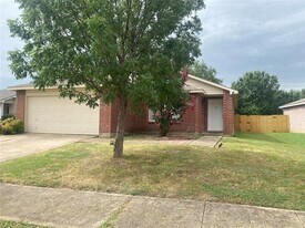 2224 Maple Dr in Little Elm, TX - Building Photo