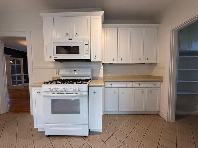 10 Grovenor Rd, Unit 2 in Boston, MA - Building Photo - Building Photo