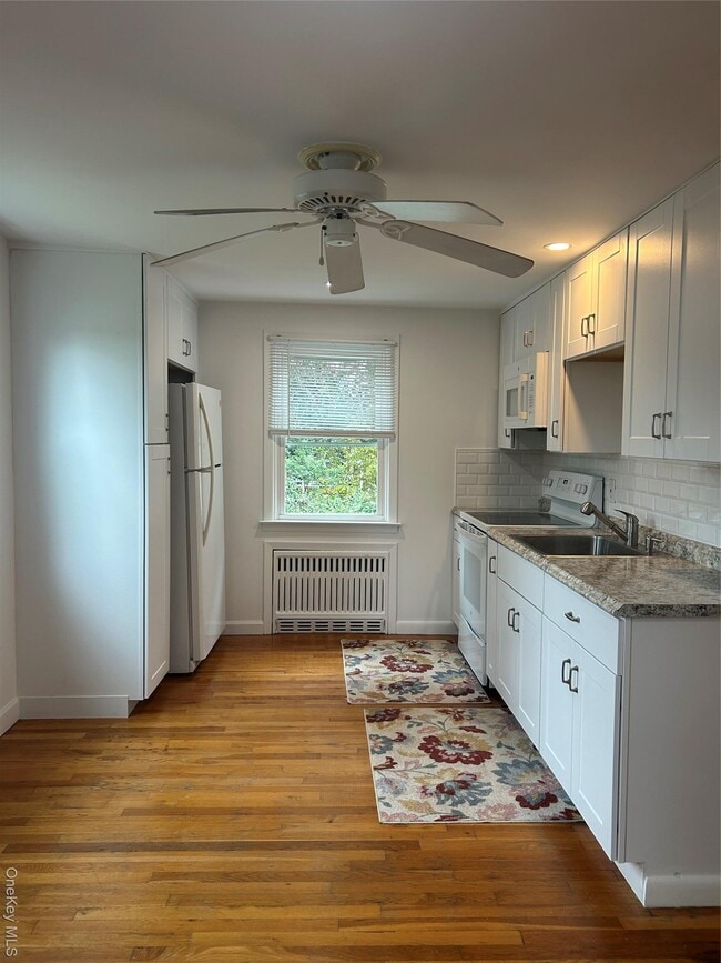 90 Reade Ave in Lindenhurst, NY - Building Photo - Building Photo