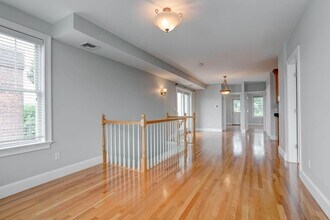 168 W 9th St, Unit 3 in Boston, MA - Foto de edificio - Building Photo
