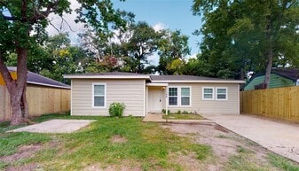 7346 Iwo Jima Rd in Houston, TX - Building Photo