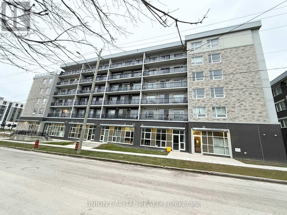 275F-275F Larch St in Waterloo, ON - Building Photo