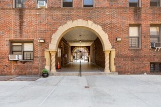 555 Ovington Ave in Brooklyn, NY - Foto de edificio - Building Photo