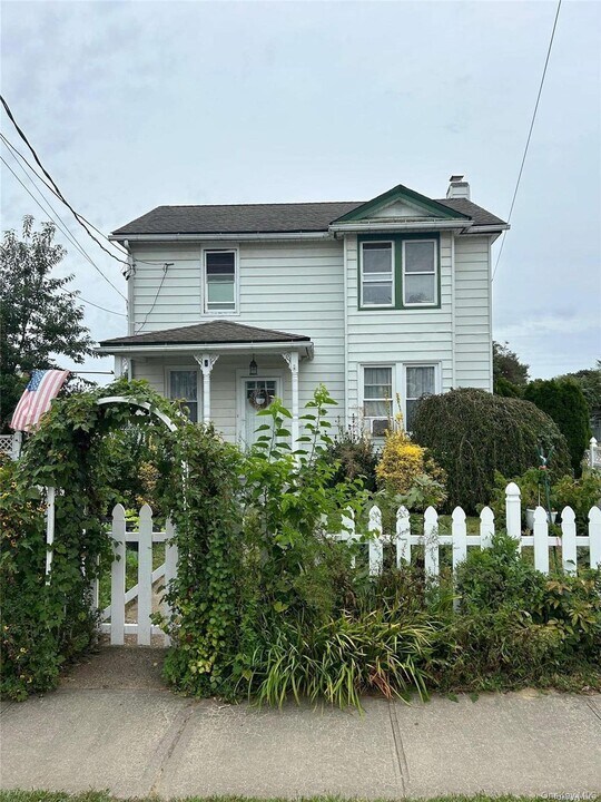 16 Benjamin St in Glen Head, NY - Building Photo