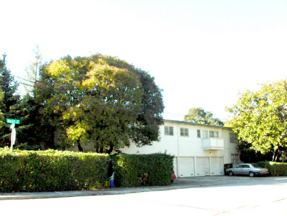 Twin Oak Apartments in Menlo Park, CA - Building Photo - Building Photo