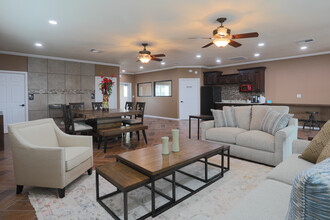 Chapel Hill Place in El Paso, TX - Building Photo - Interior Photo