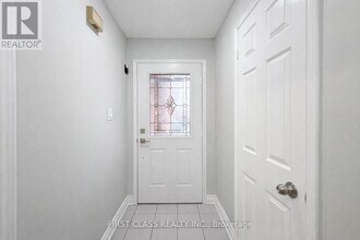 3280 Pilcom Crescent in Mississauga, ON - Building Photo - Building Photo