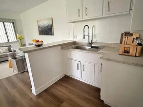 9361 Cellini Ave in Garden Grove, CA - Foto de edificio - Building Photo