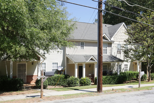 1081 Estes Dr SW in Atlanta, GA - Foto de edificio - Building Photo