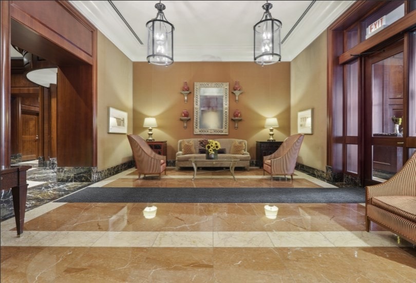 57 E Delaware Pl in Chicago, IL - Building Photo