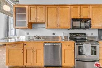 312 W 5th St in Los Angeles, CA - Building Photo - Building Photo