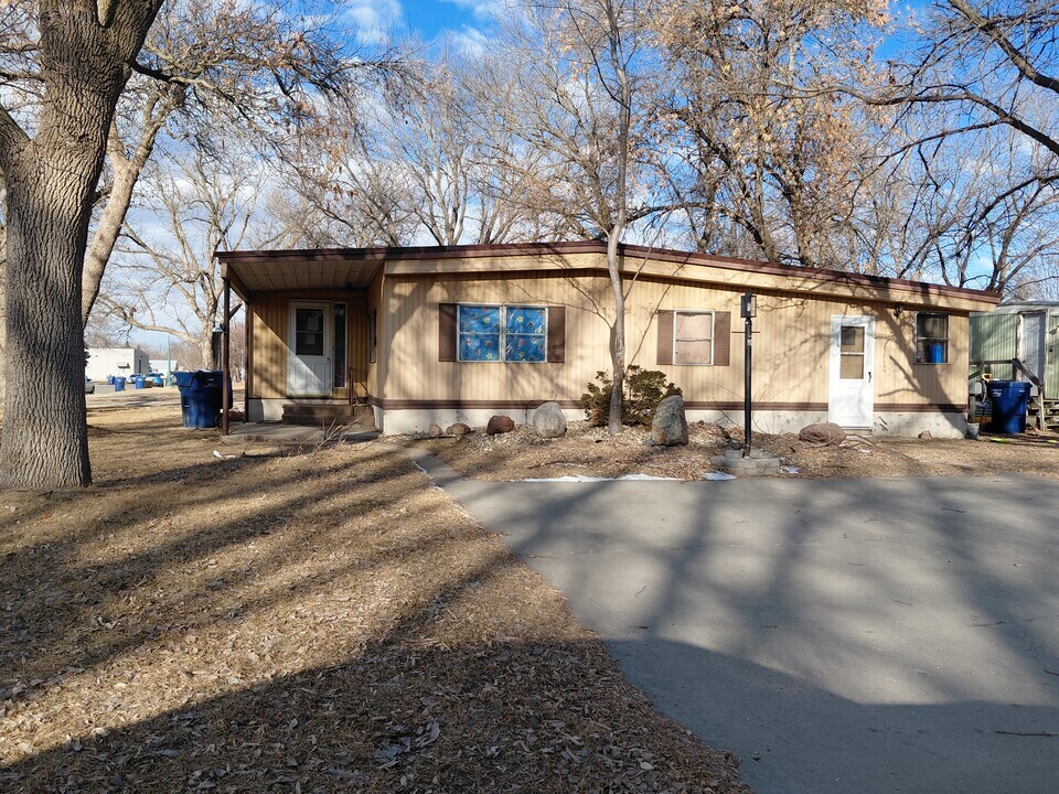 1133-115h 5th Ave SE in Watertown, SD - Building Photo