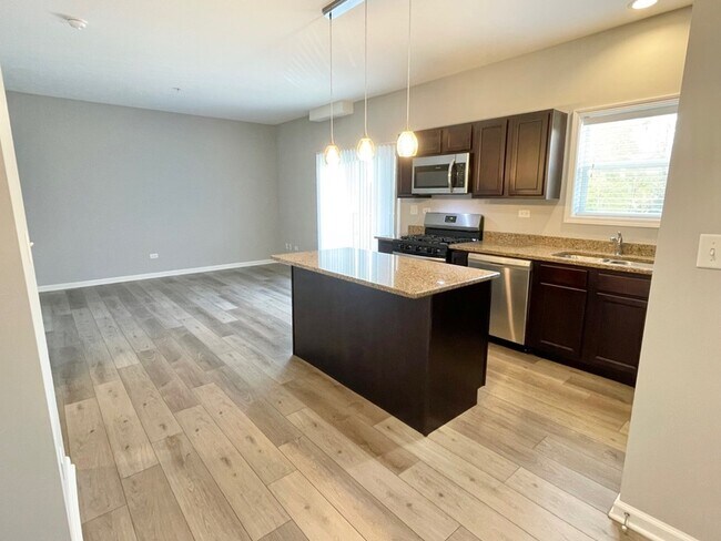 811 E Main St in East Dundee, IL - Foto de edificio - Building Photo