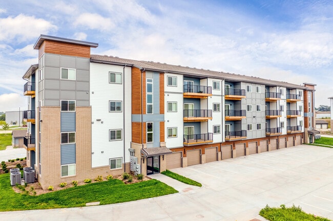 Gretna Landing in Gretna, NE - Foto de edificio - Building Photo