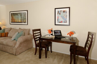 Windsor Court in Los Angeles, CA - Building Photo - Building Photo