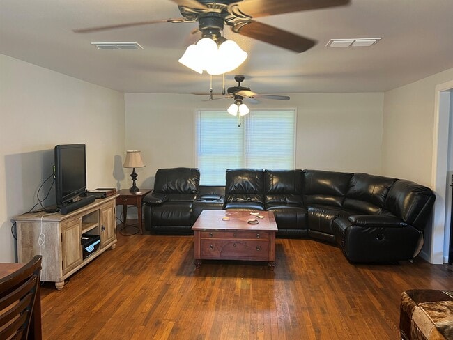 1301 W Frey in Stephenville, TX - Building Photo - Building Photo