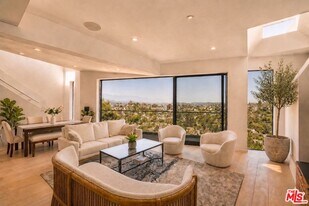 2224 Ronda Vista Dr in Los Angeles, CA - Building Photo