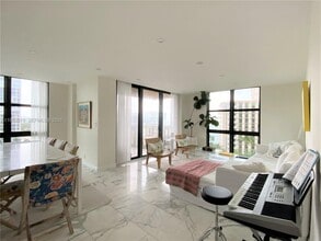 1121 Crandon Blvd in Key Biscayne, FL - Foto de edificio - Building Photo