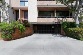 1328 S Bundy Dr, Unit 5 in Los Angeles, CA - Foto de edificio - Building Photo