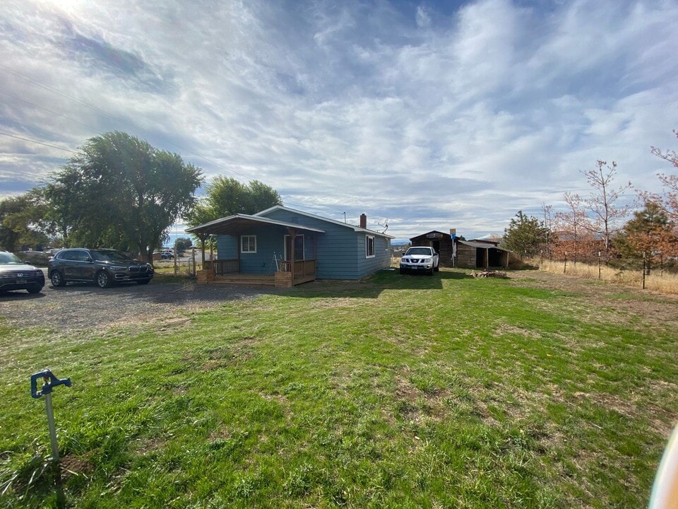 2172 SW Dover Ln in Metolius, OR - Building Photo