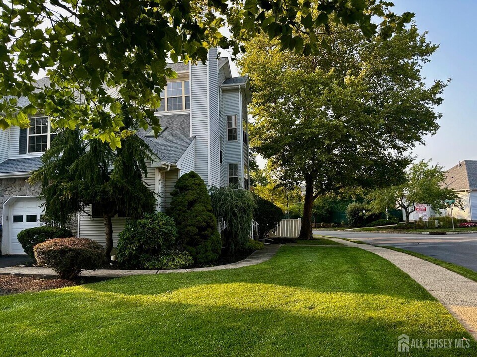 170 Salem Rd in North Brunswick, NJ - Building Photo