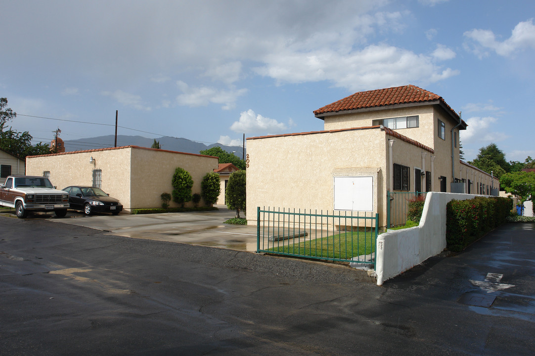 209 Green St in Santa Paula, CA - Building Photo