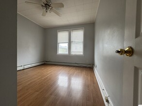 36 W 52nd St, Unit 4 in Bayonne, NJ - Building Photo - Building Photo