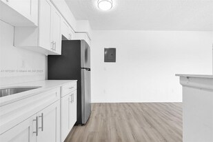 13210 Memorial Hwy in Miami, FL - Building Photo