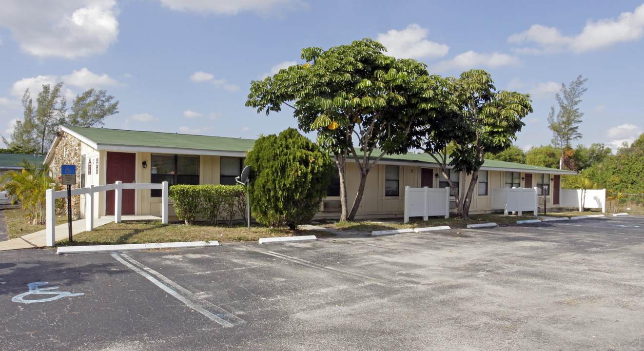 Australian Pines Apartments in West Palm Beach, FL - Building Photo