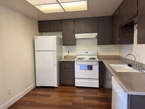 77-79-79 W Clover St in Woodland, CA - Building Photo - Building Photo